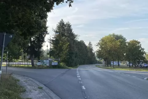 Eine Überquerungshilfe soll es für Fußgänger und Radfahrer sicherer machen, zu den Freizeitstätten am Ortsausgang von Hagenbach 