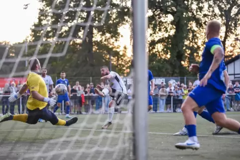 Das 2:0 für Kandel liegt in der Luft. Pascal Hüll hämmert den Ball ins Netz, Viktoroa-Keeper Konstantin Stengel kann nichts mac