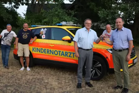 Vor wenigen Wochen erst war der Einsatzwagen erst an Ingo Böhn (rechts) übergeben worden. 