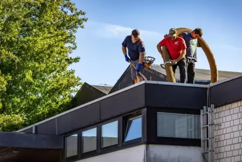 Nachdem eine Firma das Dach des Dorfgemeinschaftshauses von Kies befreit hat, soll festgestellt werden, wie man dessen Nutzungss