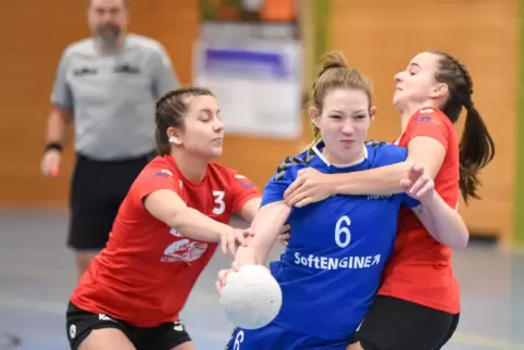 Maren Mattern (links, hier 2022 gegen Annweiler mit Anna Münster) wird Urlauberin Lina Werner (rechts) ersetzen.