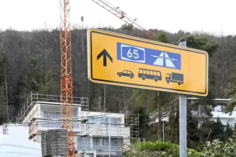 Im Triftbrunnenweg gibt es Hinweise, wie Ortsfremde am besten fahren sollen.