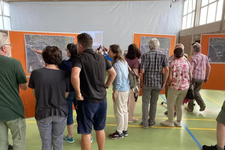 Viele B&uuml;rger informierten sich an den Tafeln &uuml;ber die Vorschl&auml;ge der Verwaltung.