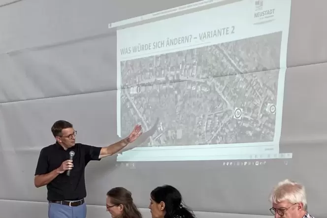 Verkehrsdezernent Adams erläuterte die Ideen der Verwaltung. Verkehrsdezernent Adams erläuterte die Ideen der Verwaltung.