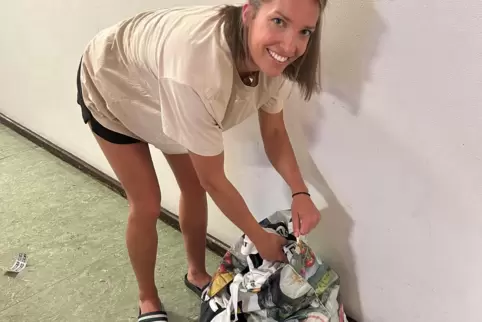 Nach einem Spiel sammelt Mona Illy alle Trikots der TSG-Frauen ein. 
