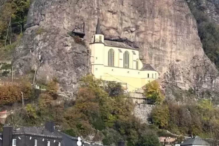 Die Felsenkirche thront hoch über Idar-Oberstein. 