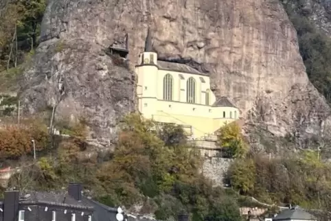 Die Felsenkirche thront hoch über Idar-Oberstein. 