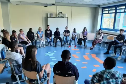 Stuhlkreis in der IGS: Die Besucher aus Ruanda und die einheimischen Schüler und Lehrer sprechen über Höhepunkte und Herausforde
