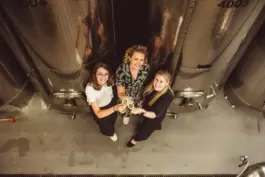 Wie lange lassen sich Weine im heimischen Keller lagern? Darüber hat die ehemalige Deutsche Weinkönigin Janina Huber (Mitte) mit