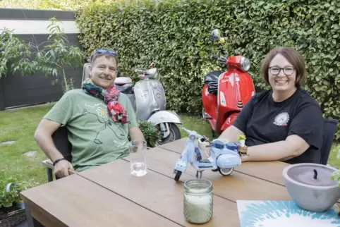 Rainer Steinebrei und Karin Schmidt sind seit Jahrzehnten der Vespa verfallen.