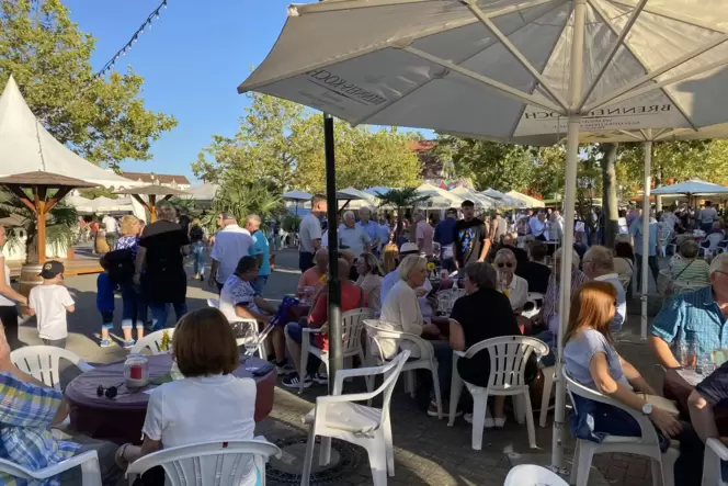 Das Weindorf auf dem Dürkheimer Wurstmarkt. Das Weindorf auf dem Dürkheimer Wurstmarkt.