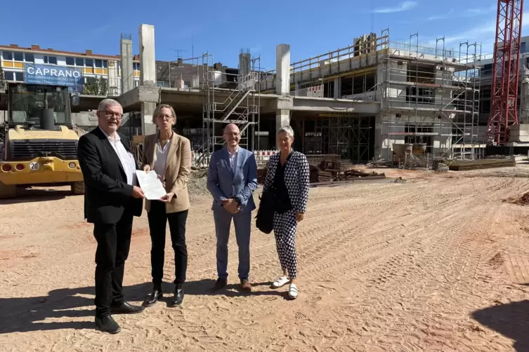 F&ouml;rderbescheid &uuml;bergeben: von links Dieter Rombach, Simone Schneider, Johannes Korz und OB Beate Kimmel.