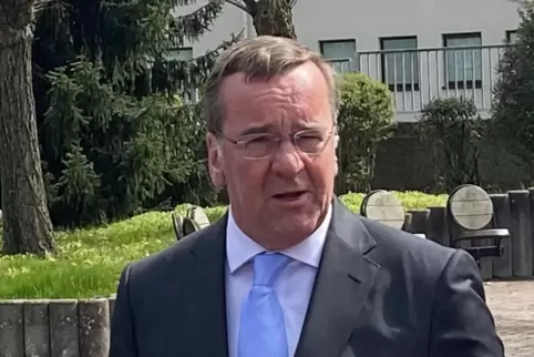 Am 21. April trat Boris Pistorius in Ramstein um 15 Uhr vor die Medien und kündigte den Aufbau einer Panzer-Werkstatt in Polen a