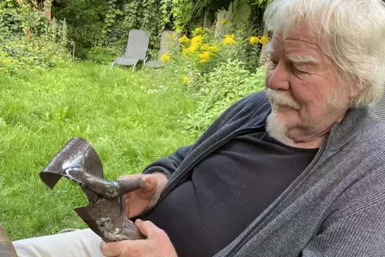 Uli Lamp mit einem Teil der Orpheus-Plastik, an der er gerade arbeitet.