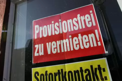 Was ist nur aus der einstigen Vielfalt der deutschen Innenstädte geworden? Das Schild „Provisionsfrei zu vermieten“ ist heute di