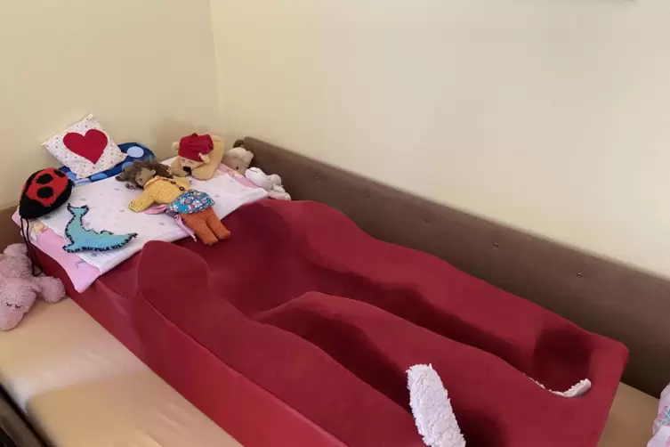 Zur Stabilisierung schl&auml;ft D&eacute;sir&eacute;e Br&uuml;ck in einer speziellen Vorrichtung. 