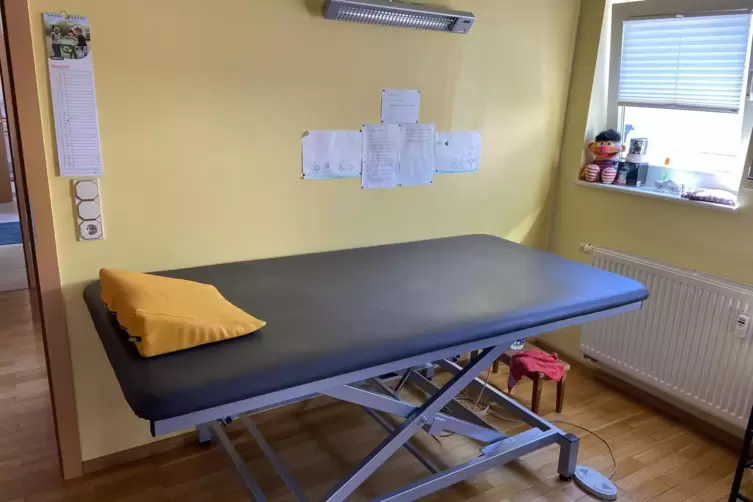 Bei Br&uuml;cks zu Hause erm&ouml;glicht eine h&ouml;henverstellbare Liege das Wechseln der Inkontinenzeinlage.