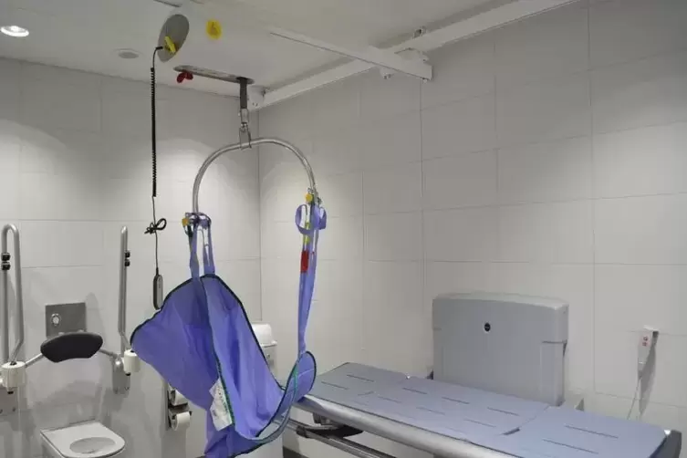 Eine &bdquo;Toilette f&uuml;r alle&ldquo; verf&uuml;gt zus&auml;tzlich &uuml;ber eine Liege und einen Deckenlift. 