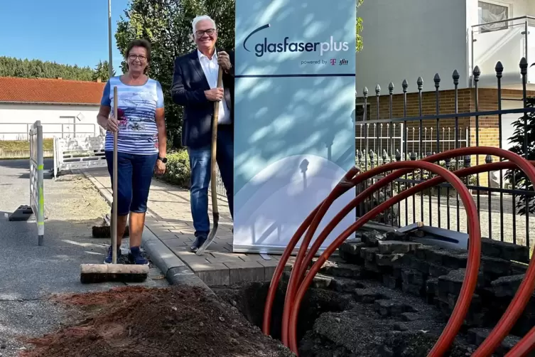 Die Arbeiten am Glasfasernetz in Dellfeld kommen gut voran, sagen Bürgermeisterin Doris Schindler (links) und Telekom Regiomanag