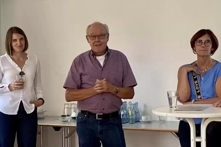Begr&uuml;&szlig;te die 25 G&auml;ste in der &bdquo;Zukunftsregion Hornbach&ldquo;: Stadtb&uuml;rgermeister Reinhold Hohn. Rechts Wirtschafts-Staatssekret&auml;rin Pe