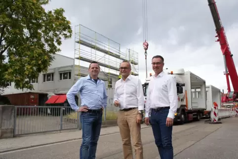 Baudezernent Michael Gauly, Landrat Fritz Brechtel und Schuldezernent Christoph Buttweiler (von links nach rechts) haben sich v