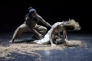  Erinnerungen an eine verlorene Welt: Anand Dhanakoti (links) und Lisa Bless in der Duo-Performance. 