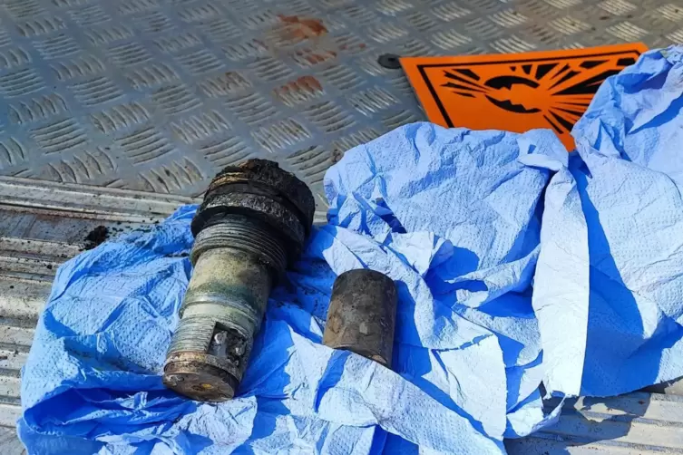 Der Kampfmittelr&auml;umdienst hat den Z&uuml;nder der Fliegerbombe entfernt, danach konnte die Bombe abtransportiert werden. 