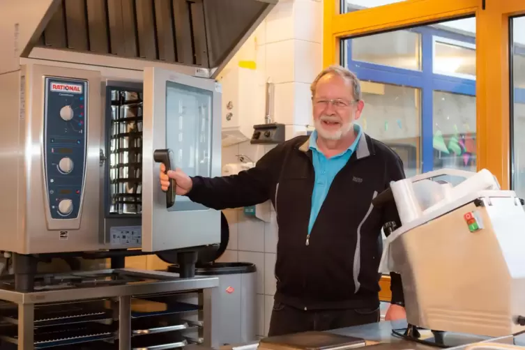 In der zu kleinen Küche der Kita Eisbachbande: Obrigheims Ortsbürgermeister Stefan Muth. 