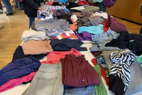 Jede Menge Hosen, Pullover und Röcke werden bei der Tauschparty im Gemeindehaus den Besitzer wechseln.