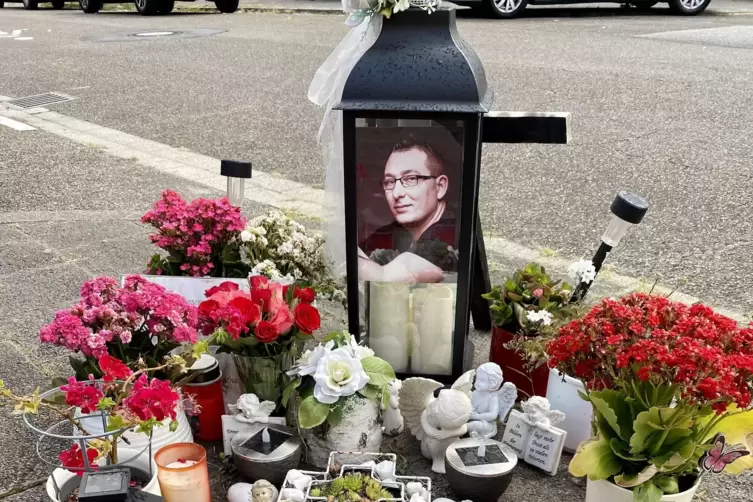 Seit bald einem Jahr pflegen Angehörige eine Gedenkstätte am Tatort in Oggersheim. 