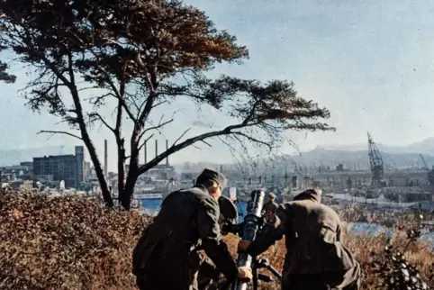 Kurz bevor die Deutschen im November 1942 Marseille besetzen, beginnt die Handlung des Romans. Im Februar 1943 begann auf ihren 