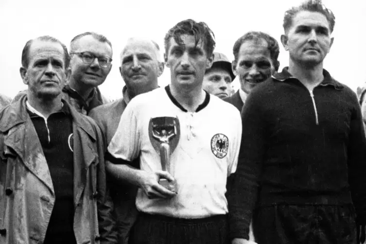Fritz Walter (Mitte) war Kapitän der Lauterer Walter-Elf und der deutschen Weltmeistermannschaft von 1954.