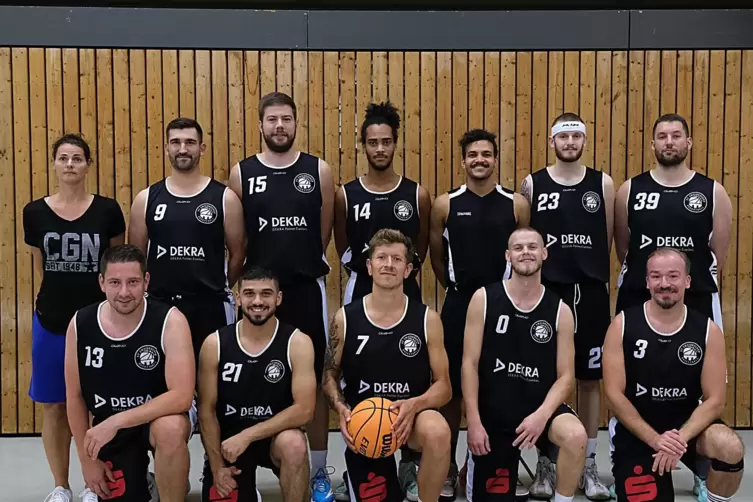 Die Basketballer der VTZ Basketball, vordere Reihe von links: Milomir Mihailovic, Kamal Midani, Tim Burkholder, Luca Höchst, Sör