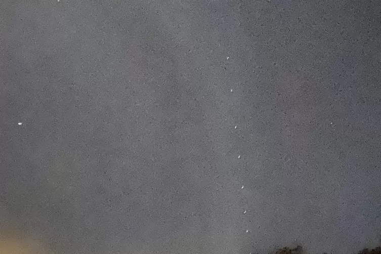Diese Starlink-Satellitenkette wurde am Freitagabend über dem saarländischen Bexbach (Saarpfalz-Kreis) fotografiert. 