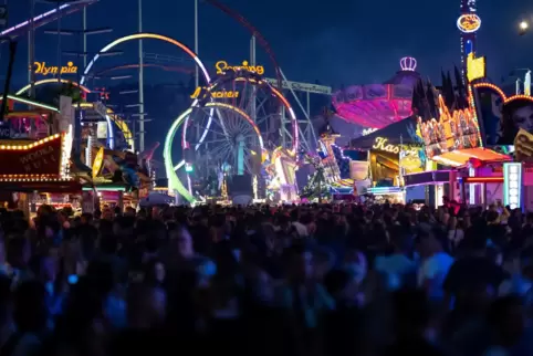 Auf dem Oktoberfest gibt es nicht nur Bierzelte sondern auch viele Fahrgeschäfte. 
