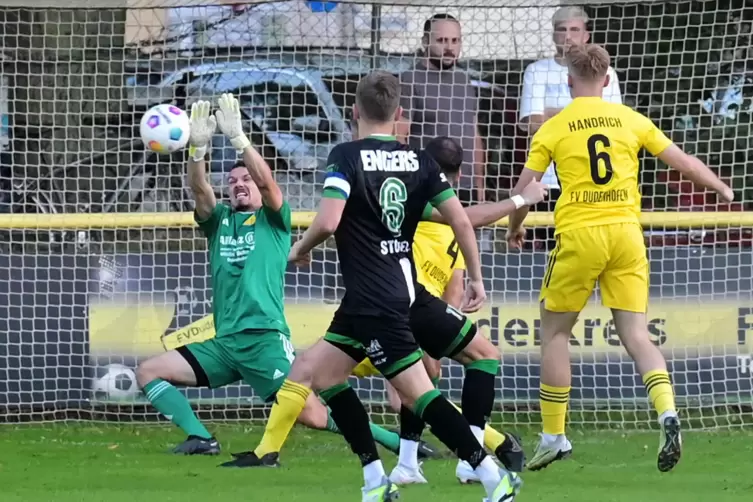 Sieg der Moral: FV Dudenhofen (gelb), hier beim 1:1 gegen Engers. 
