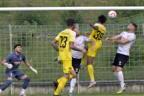 Zwischen Fabian Herchenhan und Lukas Hartlieb (rechts) springt Morlauterns Bobby Edet (Nummer 39) am höchsten und köpft das 0:1.