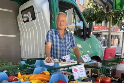  Moutous Moumin an seinem Marktstand in Zweibrücken. 