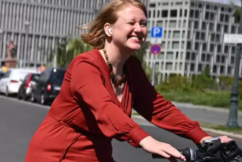 Ohrhörer drin und Sonne im Gesicht: Bundesfamilienministerin Lisa Paus fährt in Berlin gelegentlich Fahrrad, wenn es ihr Terminp