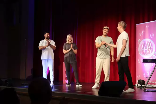 Bühnen-Nachwuchs zum Lachen: Cüneyt Akan, Julia Brandner, Lukas Wandke und Marcel Mann (von links) in Dahn.