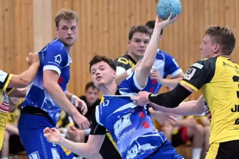 Der Haßlocher Yannik Polifka (am Ball) suchte immer wieder die Lücken in der Gästeabwehr. Er traf sechsmal für die TSG.
