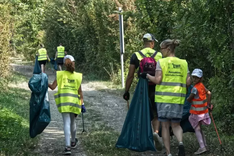 Ausgestattet mit Arbeitshandschuhen, Warnwesten und Säcke n geht es wieder auf „Jagd“ nach Müll im Stadtgebiet. 