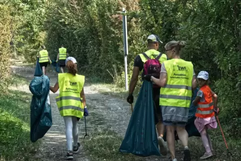 Ausgestattet mit Arbeitshandschuhen, Warnwesten und Säcke n geht es wieder auf „Jagd“ nach Müll im Stadtgebiet. 