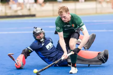  Johannes-Alexander Zurke trifft im Penaltyschießen zum 4:3 gegen TuS Obermenzing, links TuS-Keeper Samuel Kullmann