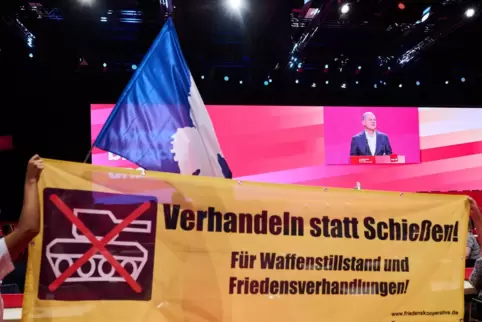 Während Olaf Scholz auf dem Verdi-Kongress sprach, brachten einige Teilnehmer ihre Kritik an der Ukraine-Politik der Bundesregie