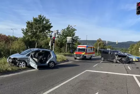 Die beiden Autos erlitten Totalschaden. 