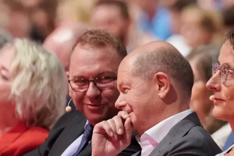 Bundeskanzler Olaf Scholz (rechts) im Gespräch mit Verdi-Chef Frank Werneke. 