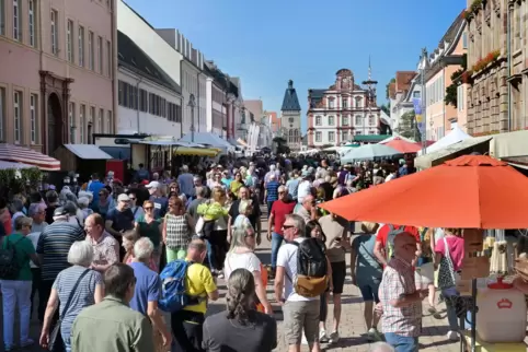 Viel los: Am Wochenende drängen sich Tausende Besucher auf dem Bauernmarkt. Doch es sind weniger als in früheren Jahren. 