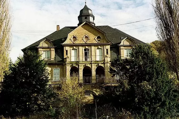 Wenig einladend: das Herrenhaus des Viktoriastift-Ensembles. Die Aufnahme entstand im Jahr 2001, unmittelbar vor den der Substan