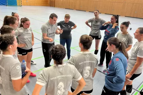 „Das können wir doch besser“: In einer ersten Auszeit in der 19. Minute mahnt SG-Trainer Rüdiger Lydorf (Sechster von links) bei „Das können wir doch besser“: In einer ersten Auszeit in der 19. Minute mahnt SG-Trainer Rüdiger Lydorf (Sechster von links) bei